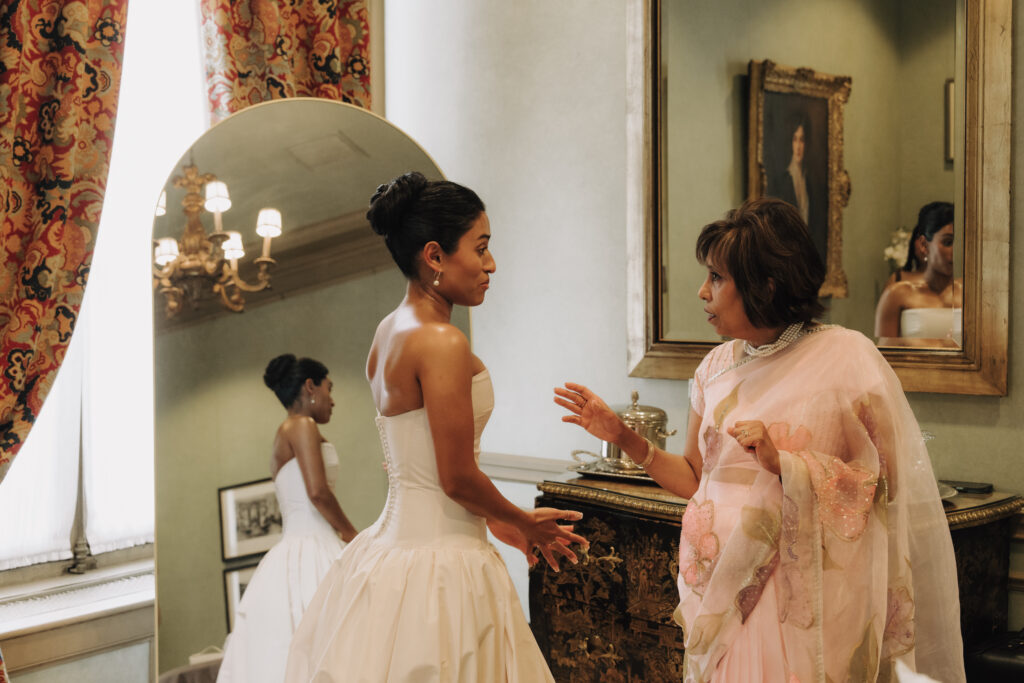 bride getting ready with mom in meridian house venue