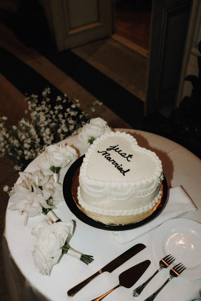 a wedding cake that reads "just married"